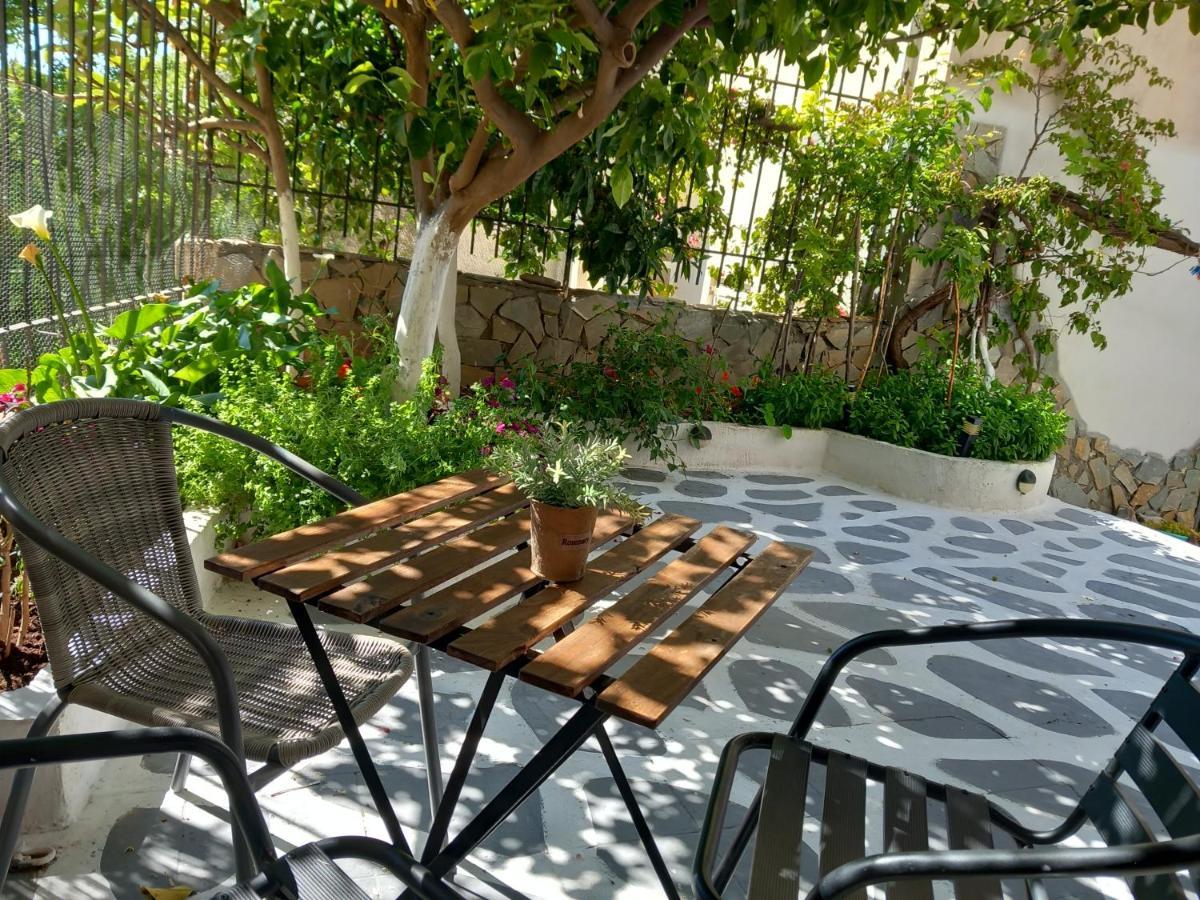 Studio In Garden Poros Town Luaran gambar